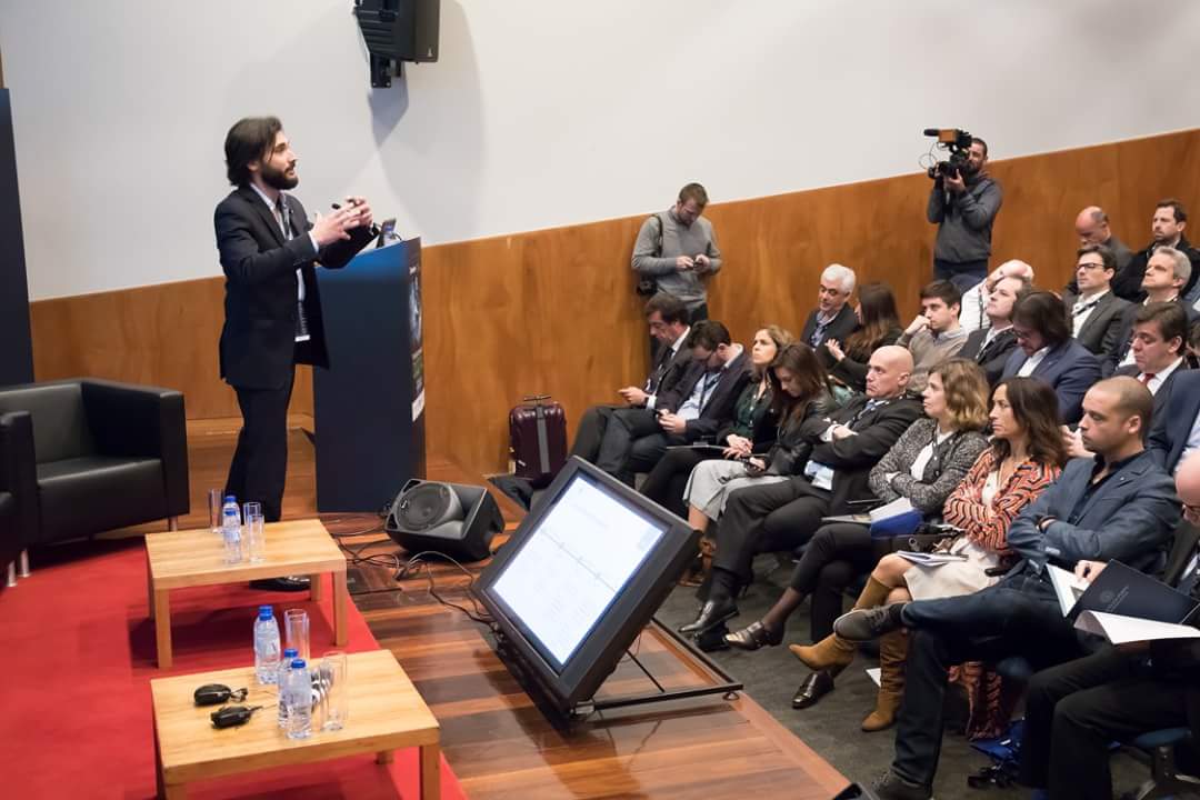Tiago J. C. Sousa em palco perante a audiência da XIV Conferência Executive Digest, da Católica Porto Business School