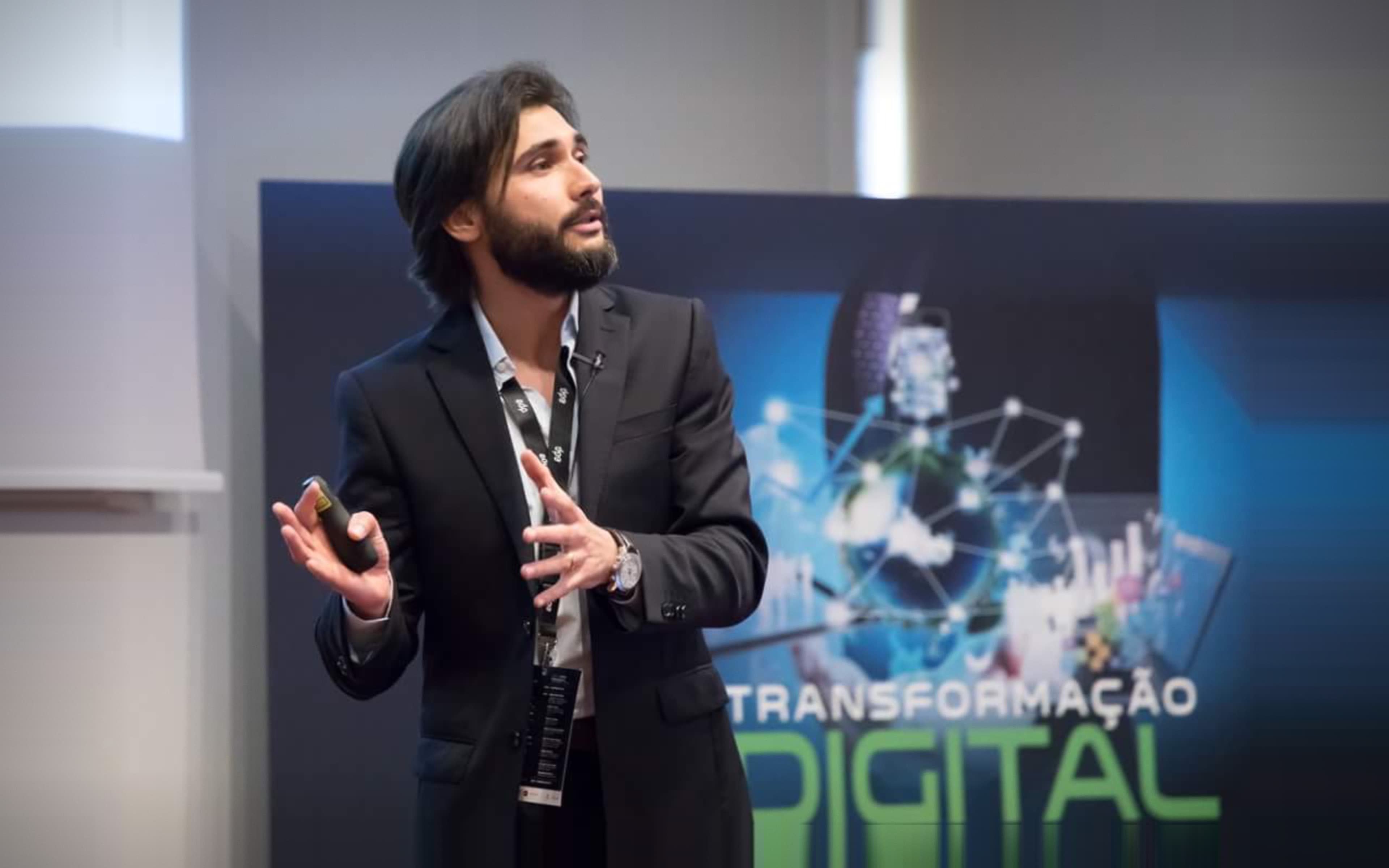 Tiago J. C. Sousa em palco na XIV Conferência Executive Digest, da Católica Porto Business School